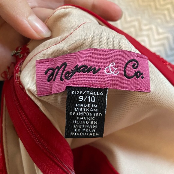 Beautiful fancy long red dress with tasteful slit - Picture 5 of 5